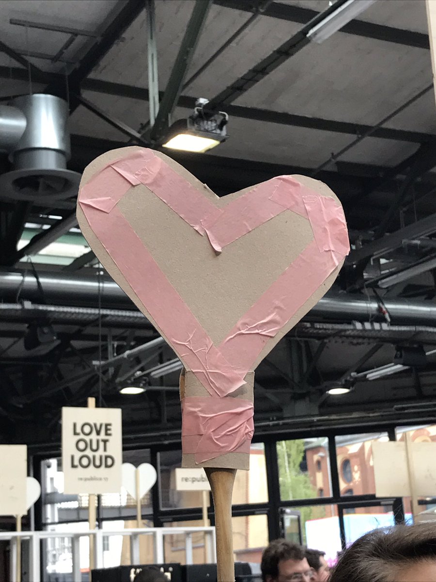 Und wer möchte zB <a href="/sextapespodcast/">Sex Tapes Podcast</a> kennenlernen oder mal Menschen vom <a href="/JOYclub_de/">JOYclub</a>, folge einfach am <a href="/AmorelieDE/">Amorelie</a> Stand. #rp17 #LoveOutLoud