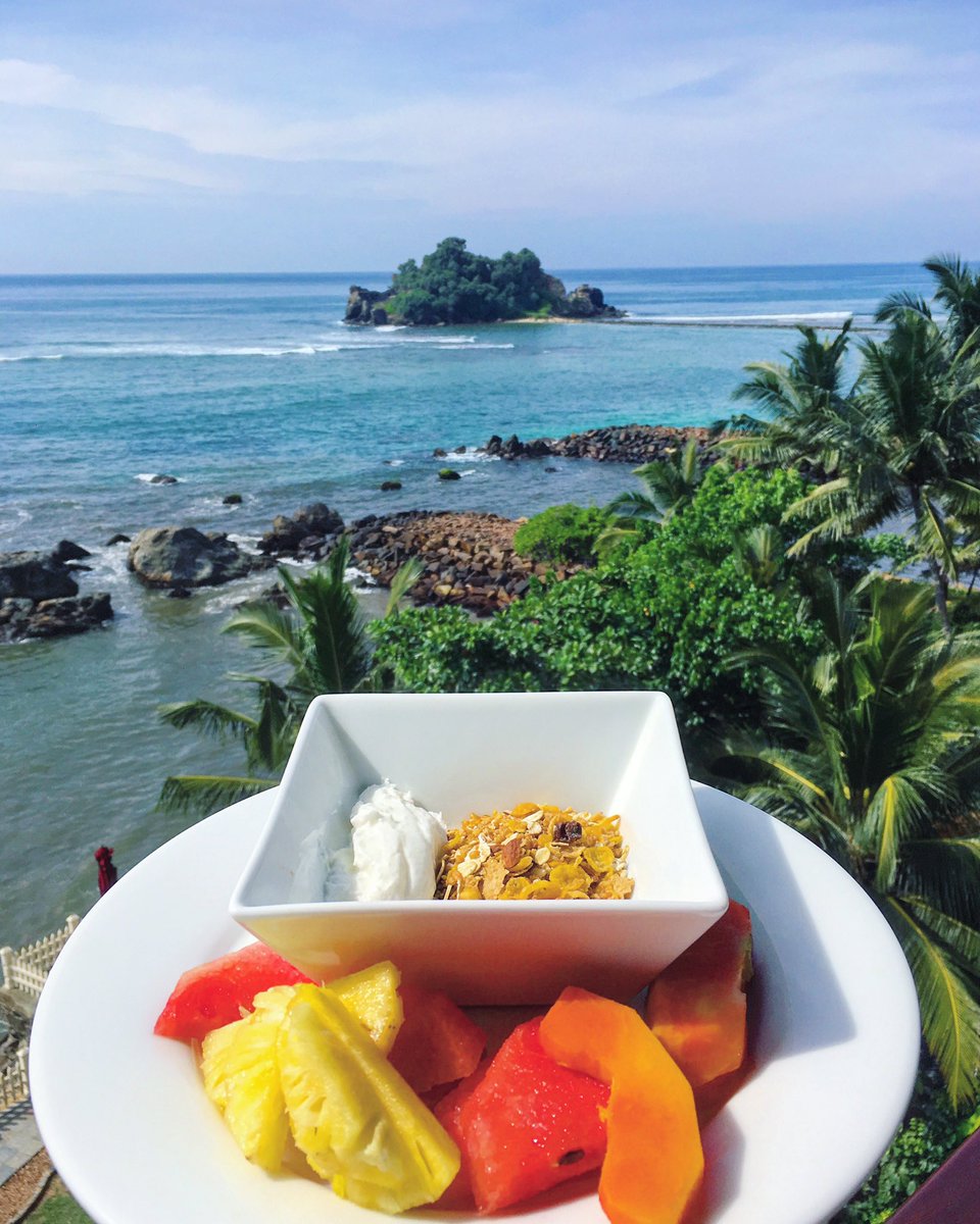 Kalpita88's tweet photo. Breakfast with view💕🌴
#tbt #srilankatrip #beach #photooftheday #eltloving #travel #foodblogger  #fruits #food #healthyeats #myfewmycrew https://t.co/yls1SiGjJT