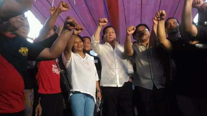 kmp_phl's tweet photo. President Duterte and @dargovph Sec Ka Paeng at the camp-out of Lapanday agrarian reform beneficiaries #OccupyLapanday https://t.co/aze5eckUpd
