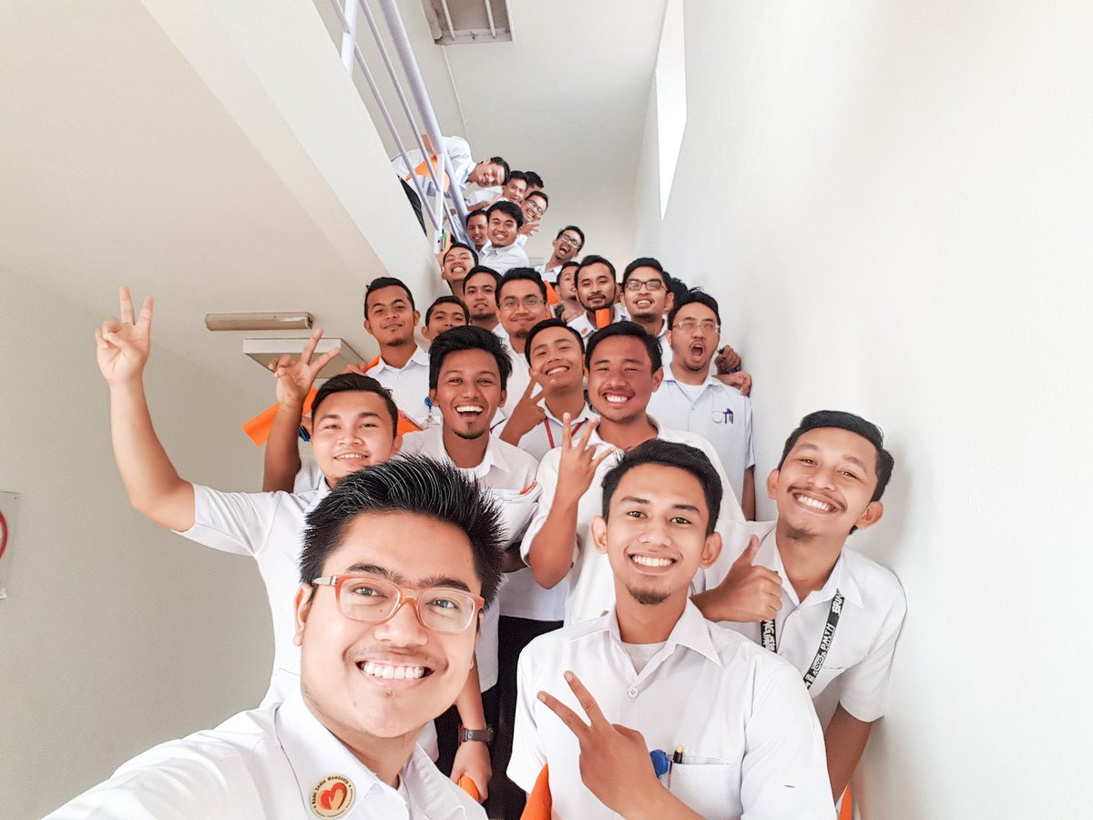 AshHamzah01's tweet photo. Good luck all juniors ILKKM...buat yg terbaik for final exam...and OSCE...abg belanja pic last paper sem 6 dlu... #Kppas #ILKKM https://t.co/KlaKxloicF
