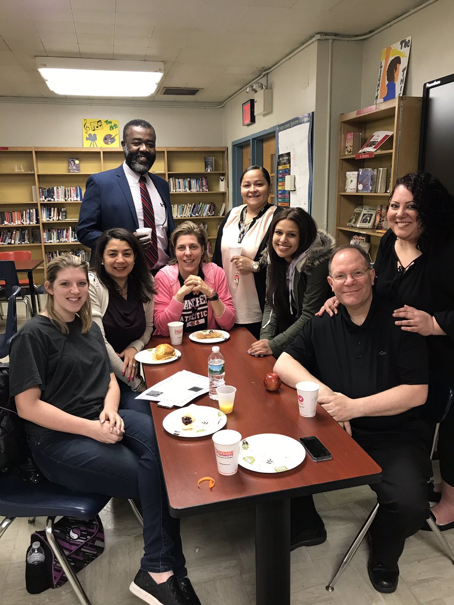 MS424HPPanther's tweet photo. Celebrating our teachers today and everyday ! @Making8Great #RenewalSchools #huntspoint https://t.co/m9foAfuDdD