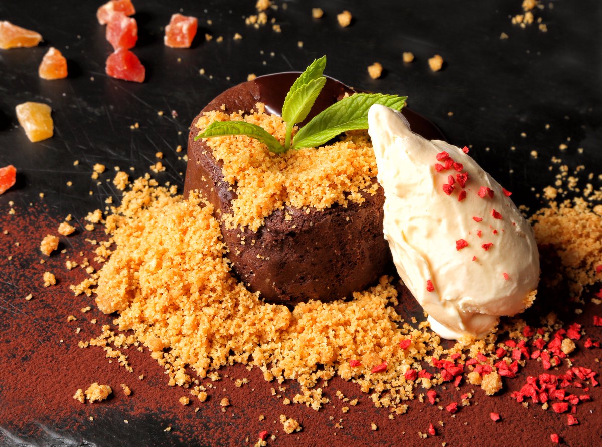 bal_d_o's tweet photo. Decidnos tres palabras que proporcionen mas #felicidad que estas: ""COULANT DE CHOCOLATE"" #especialidad #postres #zaragoza #restaurante 😍 https://t.co/NGGJWoVHYV