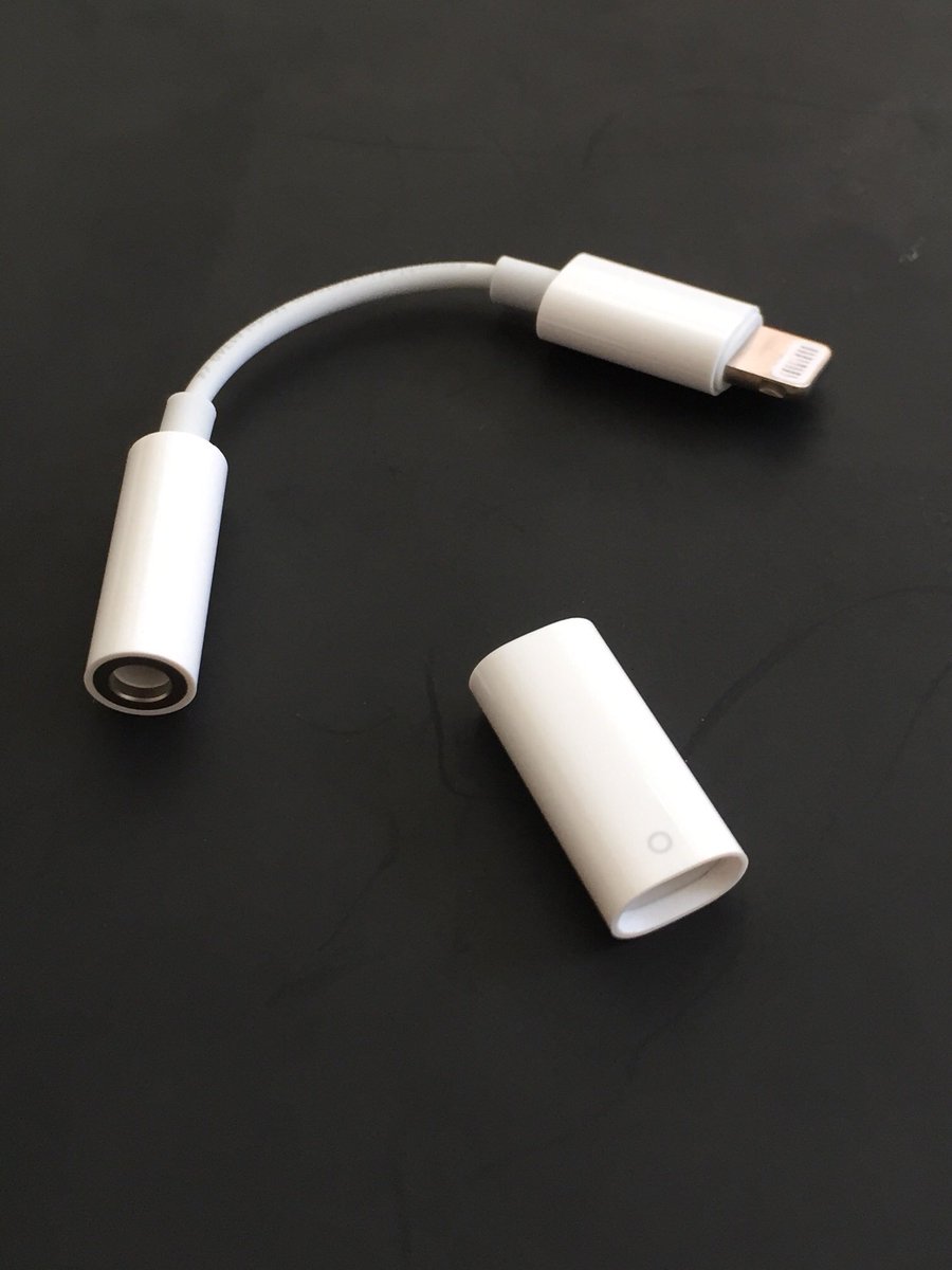 koenigimnetz's tweet image. Steve würde sich im Grabe umdrehen, @Apple. #lightningadapter (fotografiert mit dem iPhone ohne Adapter)