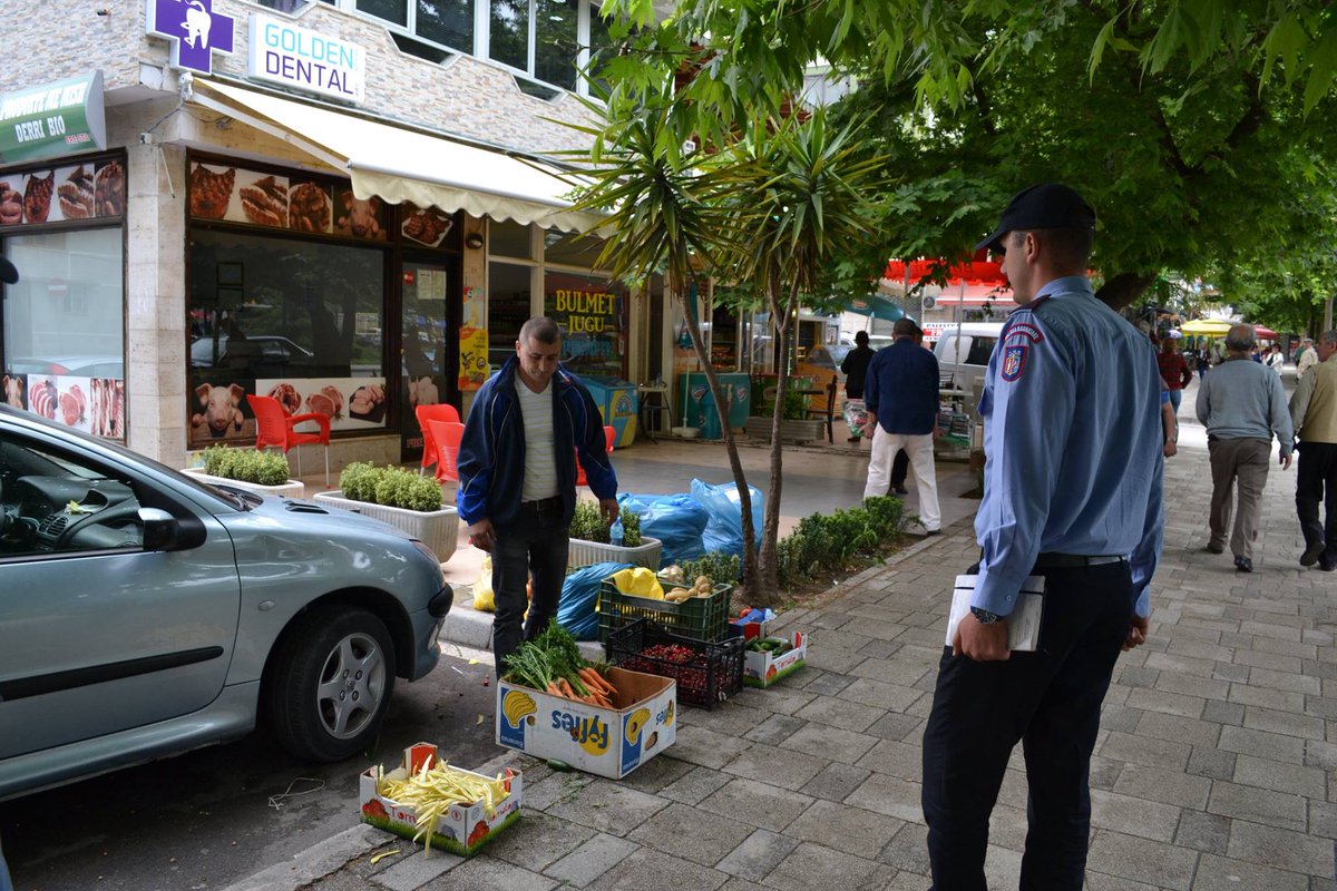 policia_bashkia's tweet photo. PB merr masa  ndaj shitësve ambulant, që tregtojnë në mënyrë të paligjshme,në kushte jo të pështatshme mjedisore si dhe duke zënë h. publike https://t.co/p6q60X7DLn