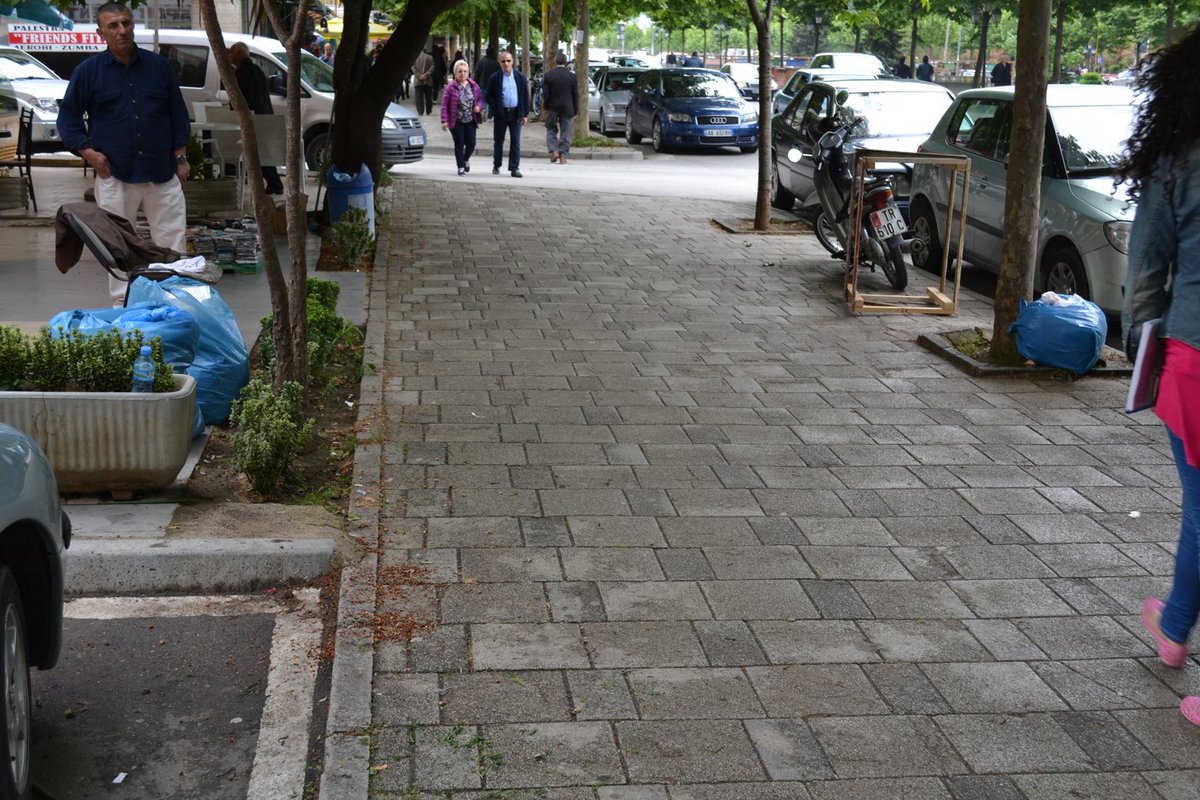 policia_bashkia's tweet photo. PB merr masa  ndaj shitësve ambulant, që tregtojnë në mënyrë të paligjshme,në kushte jo të pështatshme mjedisore si dhe duke zënë h. publike https://t.co/p6q60X7DLn