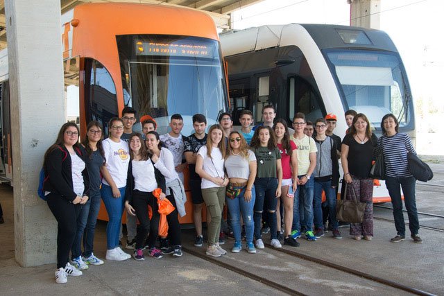 TramdeAlicante's tweet photo. Visita de estudiantes de 3º ESO @IESSanVicente a nuestros talleres de El Campello y el Puesto de Mando de La Marina. ¡Gracias! https://t.co/riuM2Bi3Ds