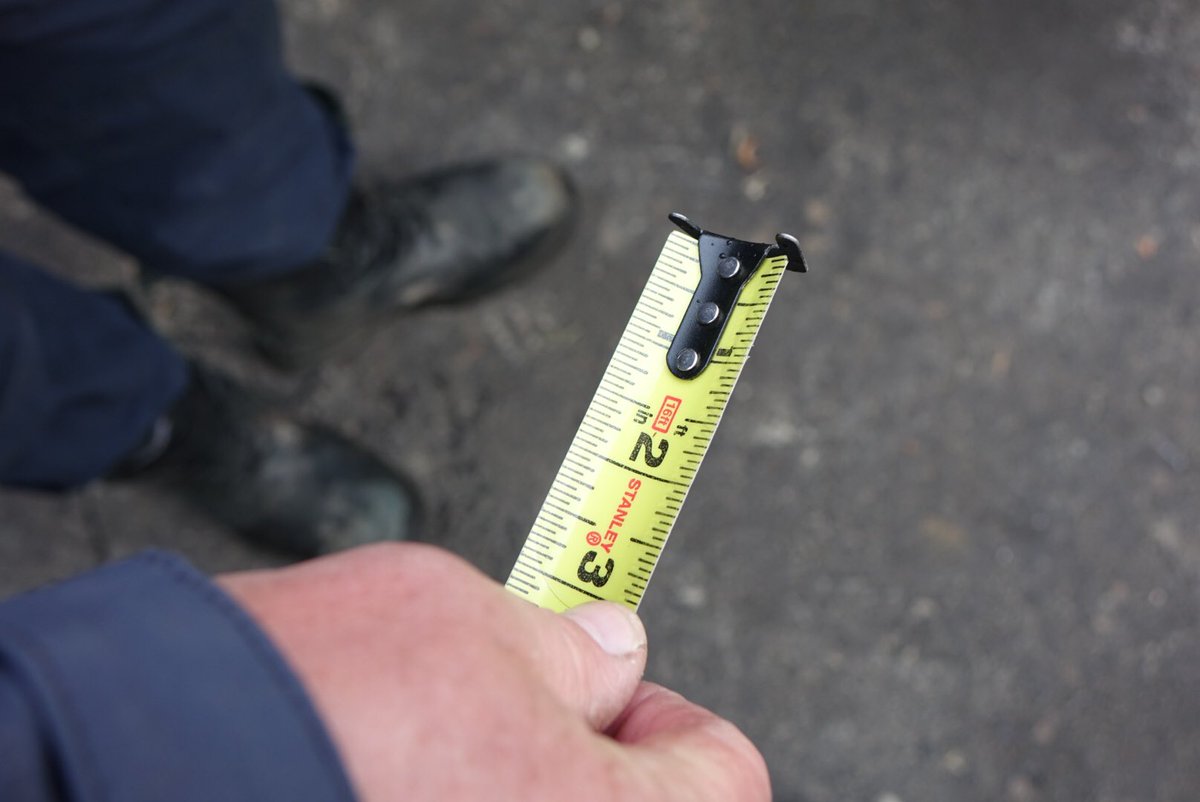 icipatrickpilon's tweet photo. L'eau a baissé de 3 pouces selon Daniel qui vient donner un coup de main à des amis. Il a mesuré le niveau d'eau ce matin #iciottgat https://t.co/gA7cQcAdEt