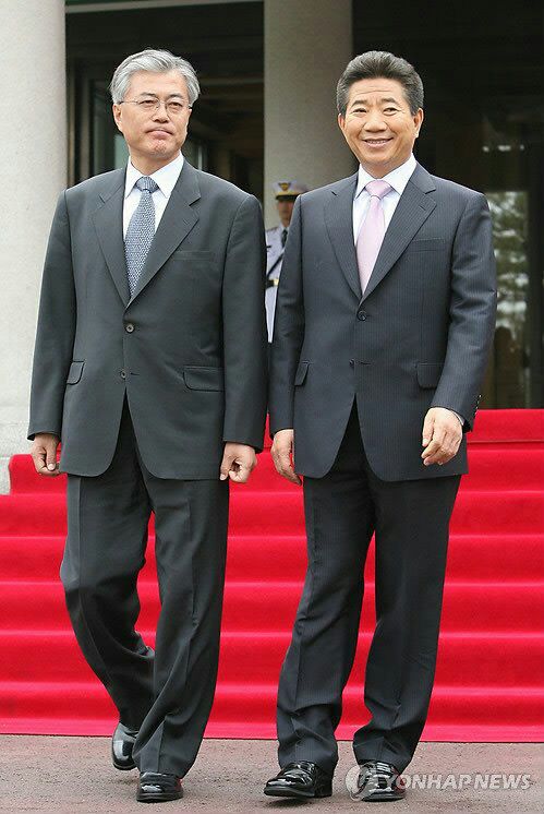 LJS_MOON's tweet image. "여러분이 저를 지켜주셔야죠" 하셨던 노무현 대통령은 우리가 지켜 드리지 못했습니다.
그 아픔에 지금도 가슴이 아린 우리들..

문재인 대통령은 절대 외롭게 두지 맙시다..
그가 정치를 그만두는 그 순간까지 든든한 우군이 돼 드립시다.