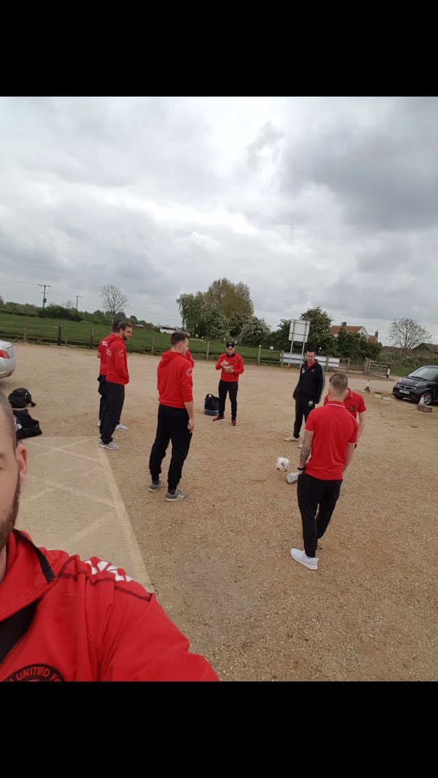 BactonUnited89's tweet image. Little warm up early doors #battenbergboys #BUFC #juniorcup