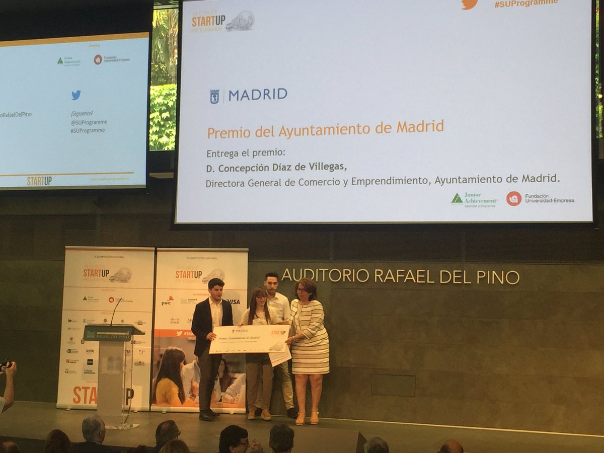 Maluisak's tweet photo. Concepción Díaz de Villegas, Directora General de Comercio, entrega el premio del  Ayuntamiento de Madrid a @ProjectSmartFud #SUProgramme https://t.co/RhIDqD9Xm8