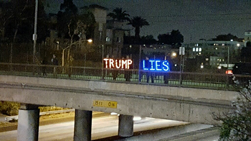 phillylobo's tweet photo. Hollywood Freeway
#overpasslightbrigade #trumplies #resist https://t.co/3JJNmzgqrZ