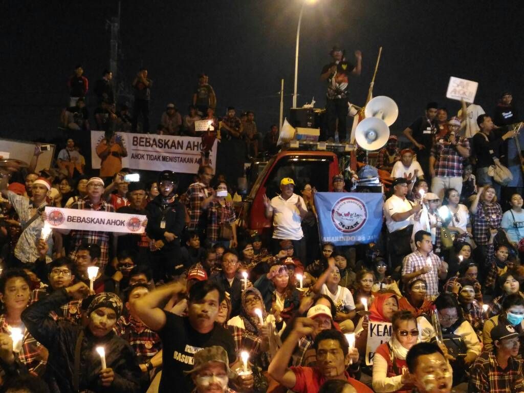 rappleridntimes's tweet photo. Massa pendukung Ahok padati ruas jalan di depan Rutan Cipinang: https://t.co/FVCWObEE11 https://t.co/41vhcCYuEL