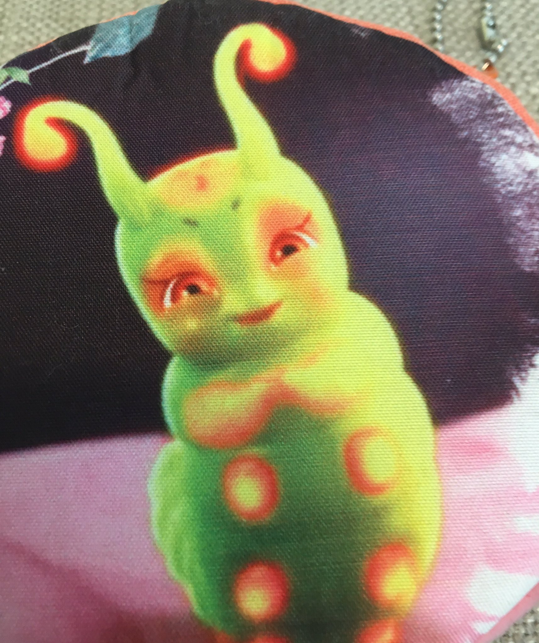 ダイエットコーチeico ちりつもダイエット ちりも積もれば脂肪は消える 発売中 Na Twitteru 香港の街で見かけた 光る芋虫の キャラポーチ に不思議と惹かれて買いました 中国のアニメキャラかなと思ってたら ドラマにcgとして出ていることが発覚 名前は糖宝