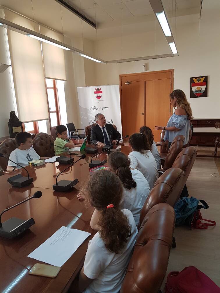 "فن الشارع"... ملف نقاش بين رئيس مجلس بلدية #بيروت وطلاب ال IC 
facebook.com/JamalItani06/p…