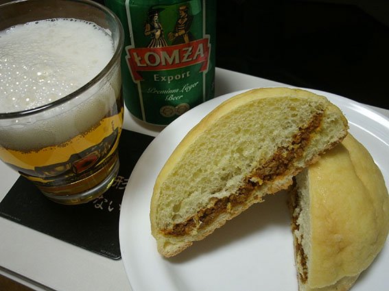 平田真紀 ポーランドのビール ロムザ とキーマカレーメロンパン このビール安いけどどんな味だろ と思って買ってみたがなかなか美味 苦みもほどよくちょっぴり柑橘香 甘じょっぱ スパイシーなパンにぴったり キーマカレーメロンパンまた食べたい