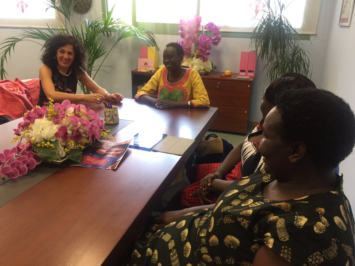 AfterUclm's tweet photo. Terminamos la jornada con un encuentro entre la decana de CCSS @Vicentarodm, @AfterUclm @HGimbo ,J.F. Kuka (exministra Uganda) and J. Chebet https://t.co/bJ8veSZuxM