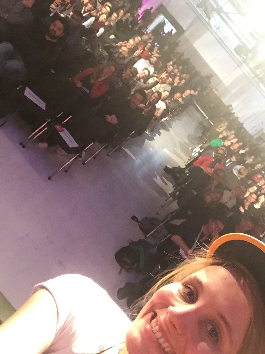 MIZBabelsberg's tweet image. Beim zweitens Versuch hat's dann geklappt! MIZ Rapid Fire Pitch #selfie von der #stage7 der #mcb17 🙌🏻