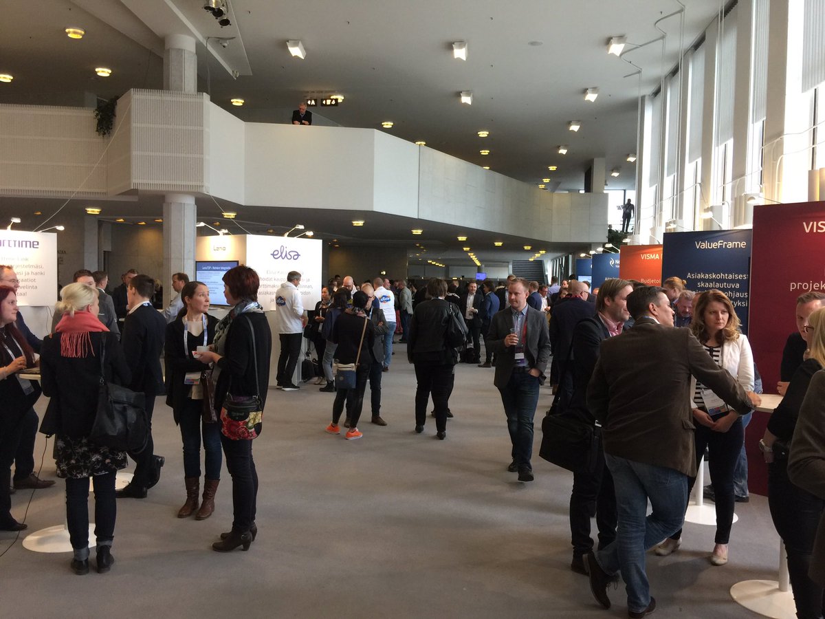 AREX verkostoitumassa Visman Solutions-päivässä.