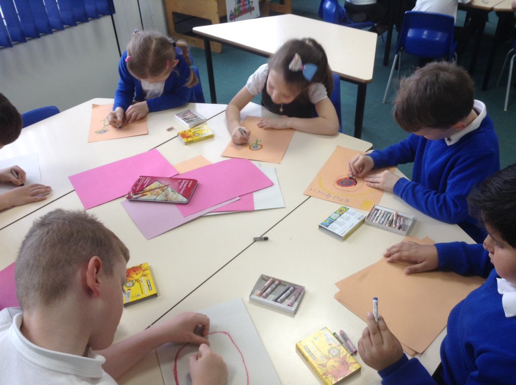 AcklamWhin's tweet photo. Y2 are using a range of different techniques to produce fantasy flowers. #scented garden #minimonets https://t.co/OrnLKsfvbi
