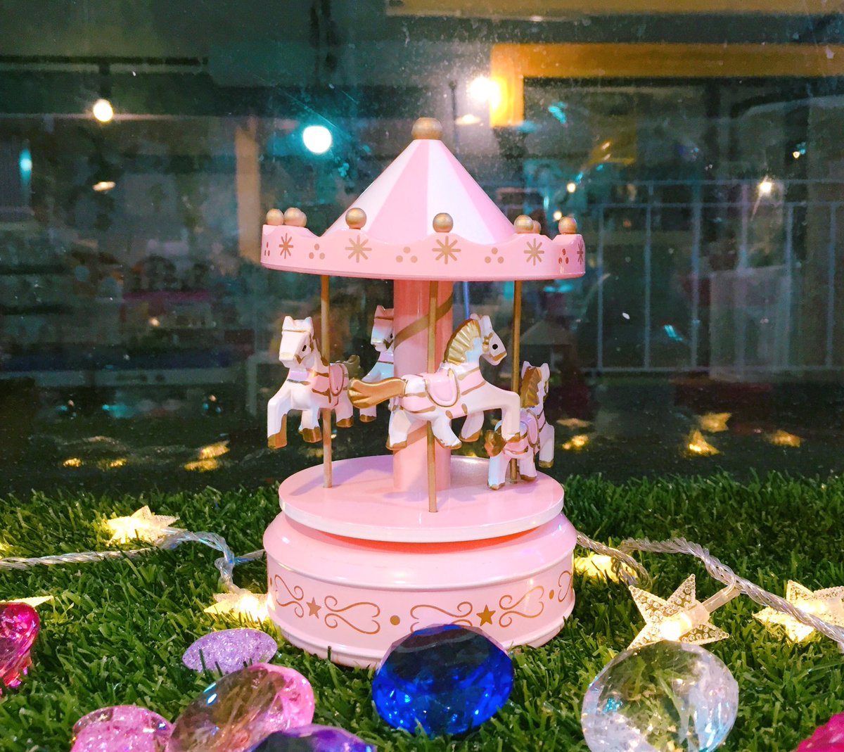 정권교체는 확실하겠지만 그래도 드디어 슬픈 10년을 보내고 새시대가 오는 행복함에 RT이벤트 합니다!
그냥 RT만 해주시면 목마 오르골(색상은 랜덤) 보내드립니다👏
당발은 내일 오후 5-6시쯤 합니다!