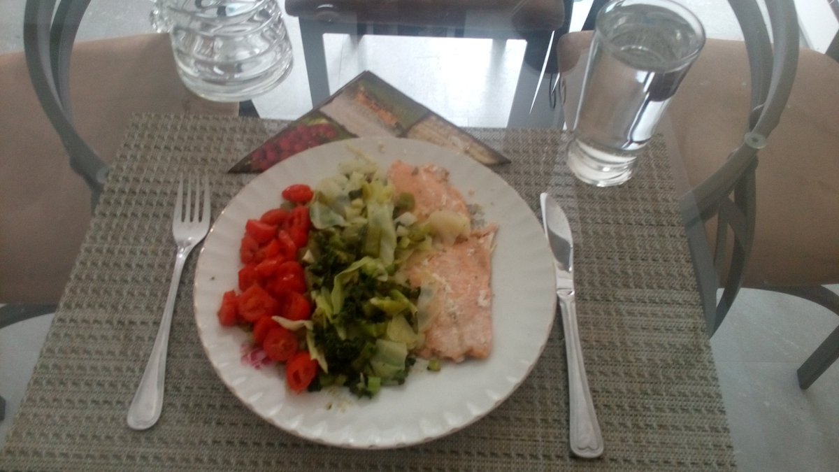 Inspireus55's tweet image. Got to cooking up a tasty salmon meal #friedtomatoes #salmon