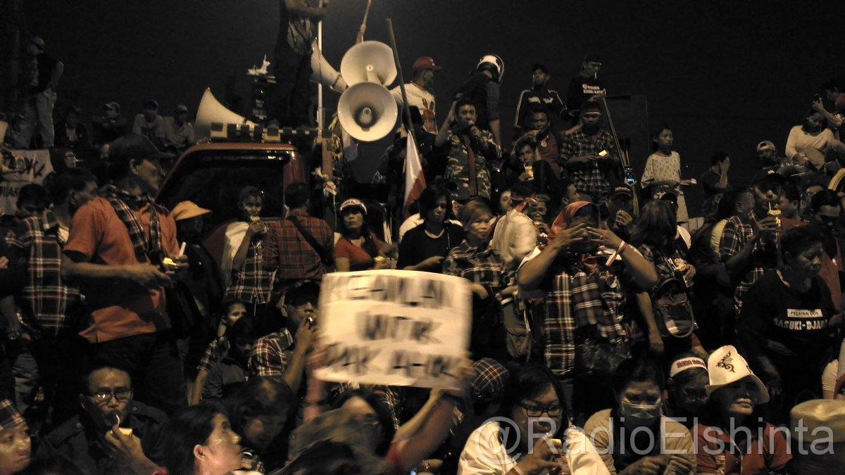 RadioElshinta's tweet photo. Massa pendukung Ahok hingga malam ini masih mengelar aksi simpatik di depan Rutan Cipinang, Jakarta Timur, Selasa 9 Mei 2017. (joi) https://t.co/5PlHcCGAsW