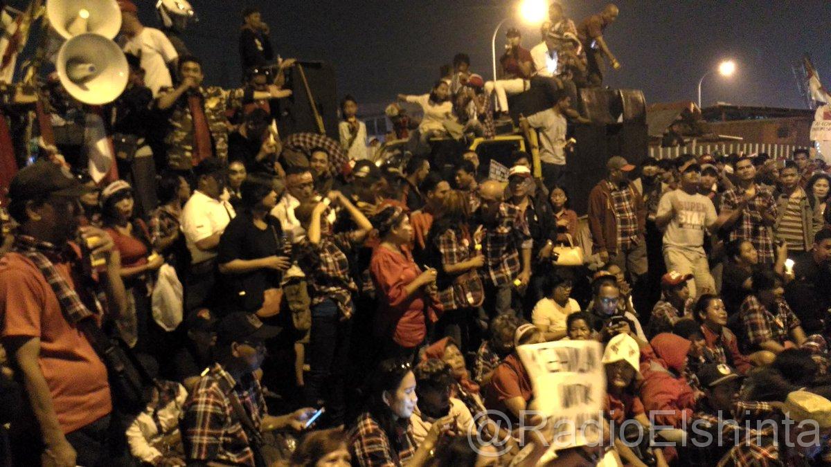 RadioElshinta's tweet photo. Massa pendukung Ahok hingga malam ini masih mengelar aksi simpatik di depan Rutan Cipinang, Jakarta Timur, Selasa 9 Mei 2017. (joi) https://t.co/5PlHcCGAsW