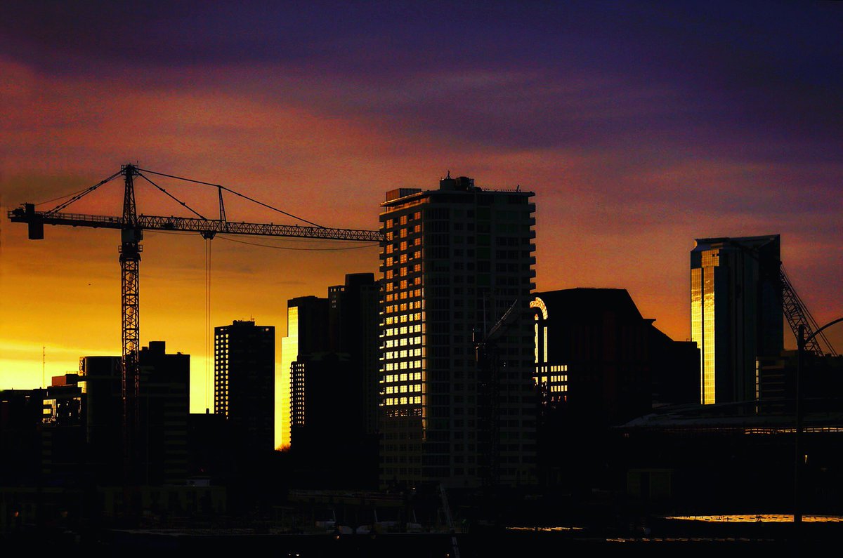 mdesisti's tweet photo. Your #sunrise this morning over a developing @MilwDowntown. #Wiwx #Weather https://t.co/gVBBmVMh0D