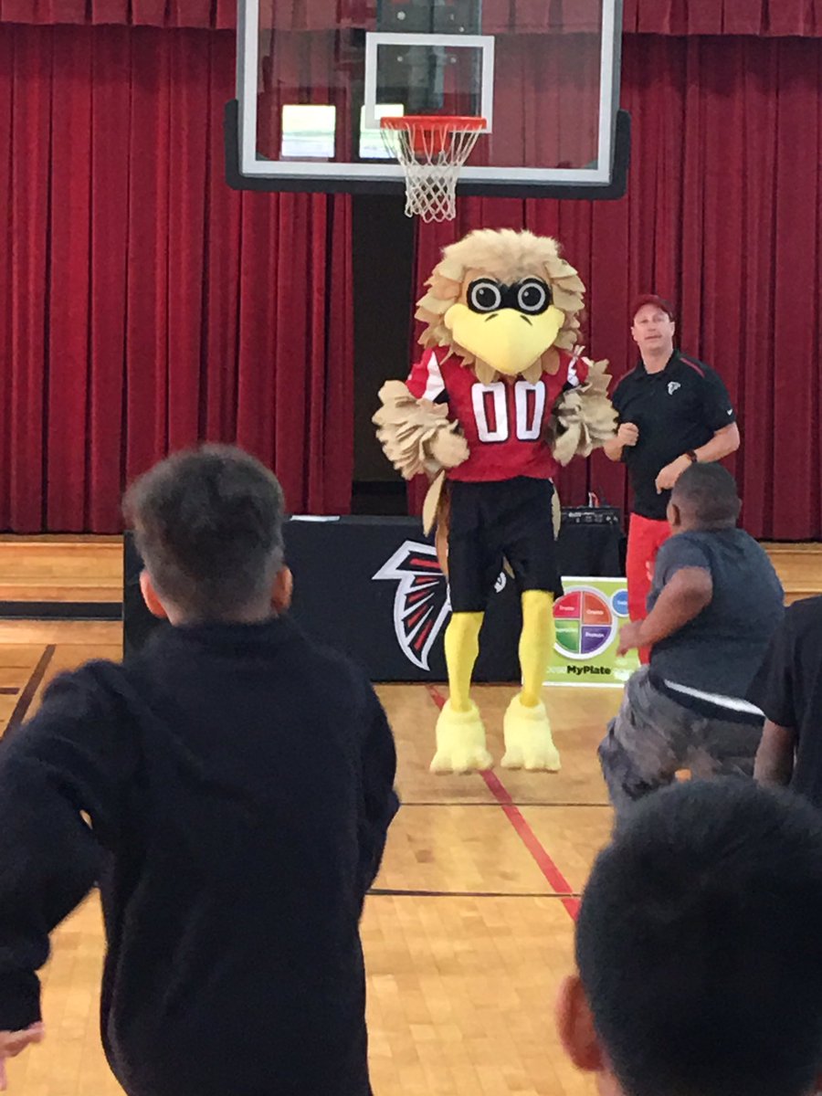 Freddy the Falcoln visits Main! #Play60 #TeachRCS <a href="/RCSWolvesPLN/">RCS Wolves PLN</a>