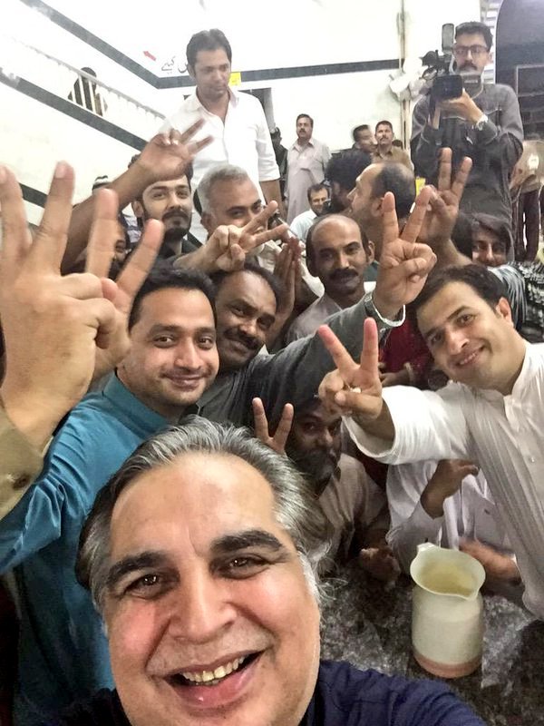 imran_sidra's tweet photo. Thats how brave karachi walas eat Javed Nihari :) @ImranIsmailPTI
Cc: @PSPPakistan #AnisKaimkhani #PoliceGuys https://t.co/KBM5ubW3zr