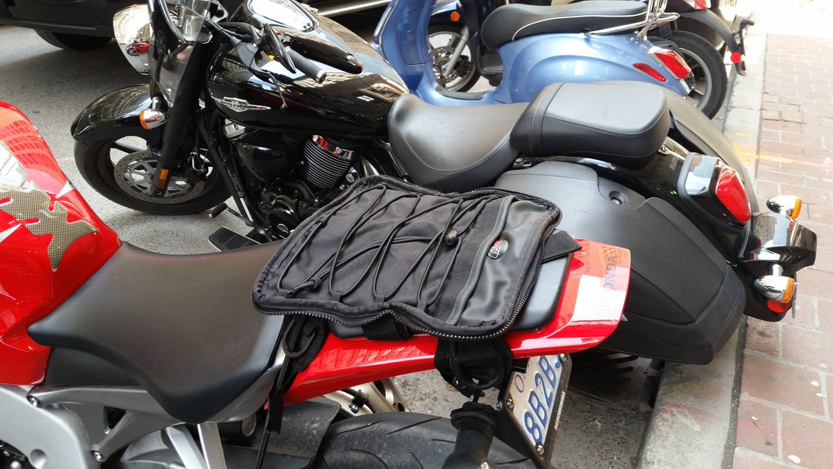 motorcyclecapt's tweet photo. What do you think of this cargo mesh case versus the classic saddlebags? https://t.co/s2JV0YLGUm