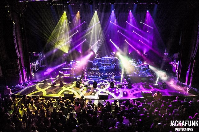 TheUntz's tweet photo. pics & a review from @STS9 at #RiversideTheater in Milwaukee 🥁🎸
https://t.co/xTmgL5N4Vb<==
#soundtribesector9 #soundtribe #sts9 #getloud https://t.co/SAzqgklzuj