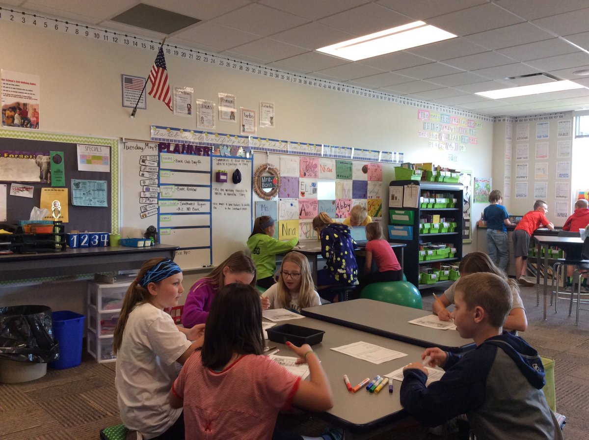 MrsBainsClass's tweet photo. We are making Mother's Day cards.#trailblazeon https://t.co/PkNQj0rXkW