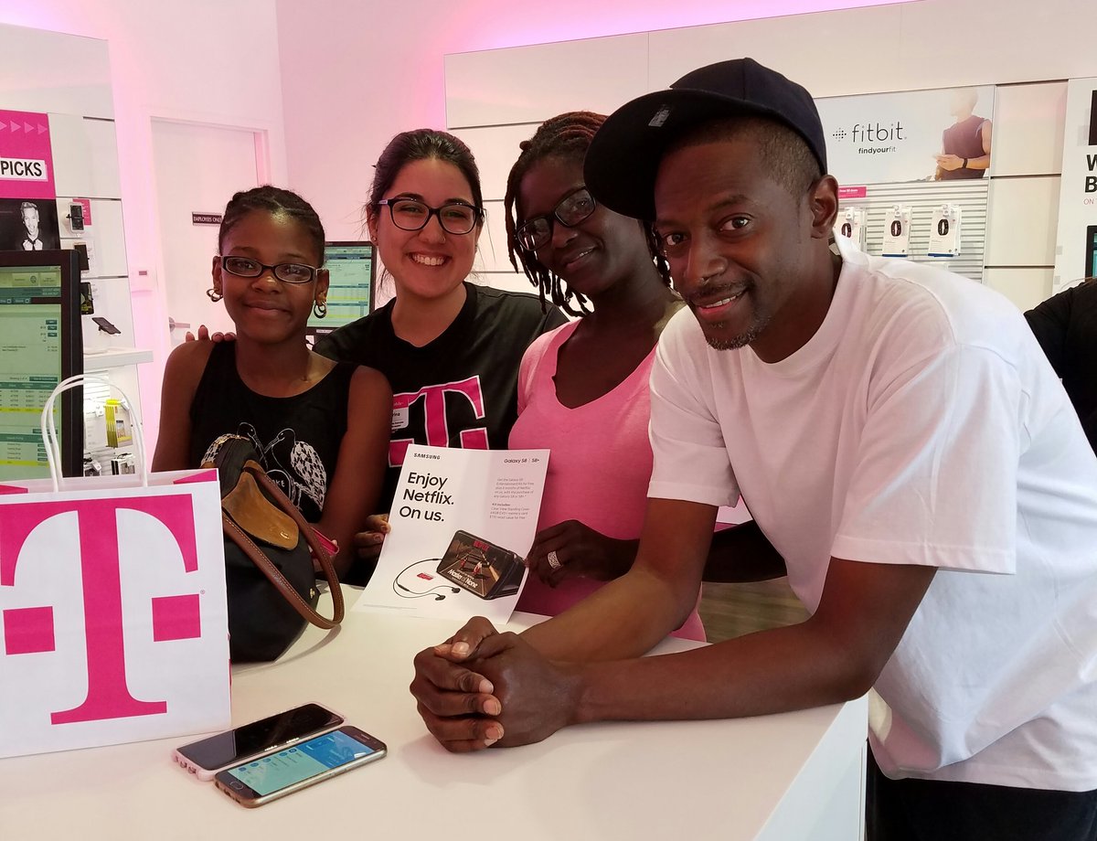 daylil777's tweet photo. @theSamsungSide @__klopezz Happy family getting Netflix and the Gear VR for the first time! #S8 #fsmsundayfunday #waterfordorlandonorthfl https://t.co/PcVyoerTJ6