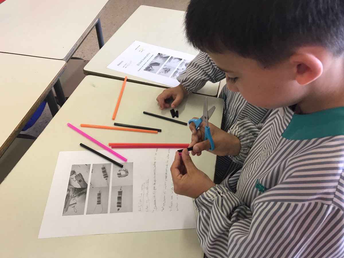 COOPPAIDOS's tweet photo. Els nens i nenes de #1rCI treballem el #textinstructiu i ens fem un #braçalet. @montpeita @FTrams @EscolesCoop @RadioStFruitos @diariRegio7 https://t.co/bP1qpkR7de