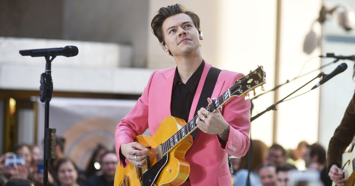 Tuvax1D's tweet photo. Watch Harry Styles debut his plucky Beatles-esque new song "Carolina" on... https://t.co/ls3FfOZpIO by #HLupdates via @c0nvey https://t.co/6aMC0cszho