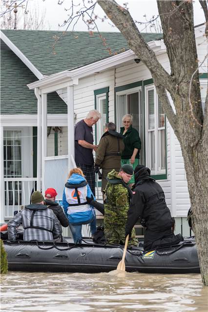 Comd_NAVRES's tweet photo. The @RCN_MRC and @NAVRESNAV are helping victims of the #QuebecFloods in their communities. Keep up the good work, #NCSMRadisson! https://t.co/gYJLCDhz0r