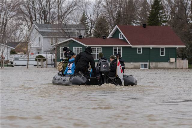 Comd_NAVRES's tweet photo. The @RCN_MRC and @NAVRESNAV are helping victims of the #QuebecFloods in their communities. Keep up the good work, #NCSMRadisson! https://t.co/gYJLCDhz0r