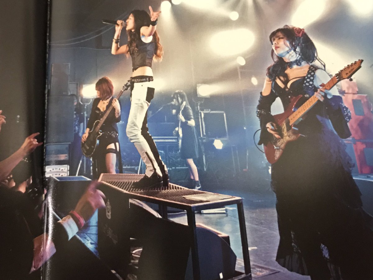 Rinax_123's tweet photo. 今回のライブDVDいいね!凄くいい!!!((o(*>ω<*)o))
なんたって1ページ目から僕の腕が写ってる!笑
#MarysBlood
#LIVEatLIQUIDROOM https://t.co/RJHLXegpHn
