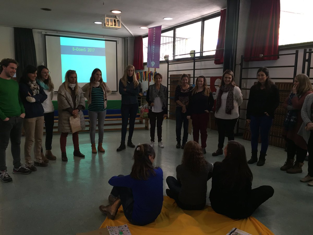 FigueiredoElena's tweet photo. Docentes en acción! Genial el taller con @miluchristello @BelgranoDay #BDoerS #makerspaces https://t.co/ekdCkXh2zG