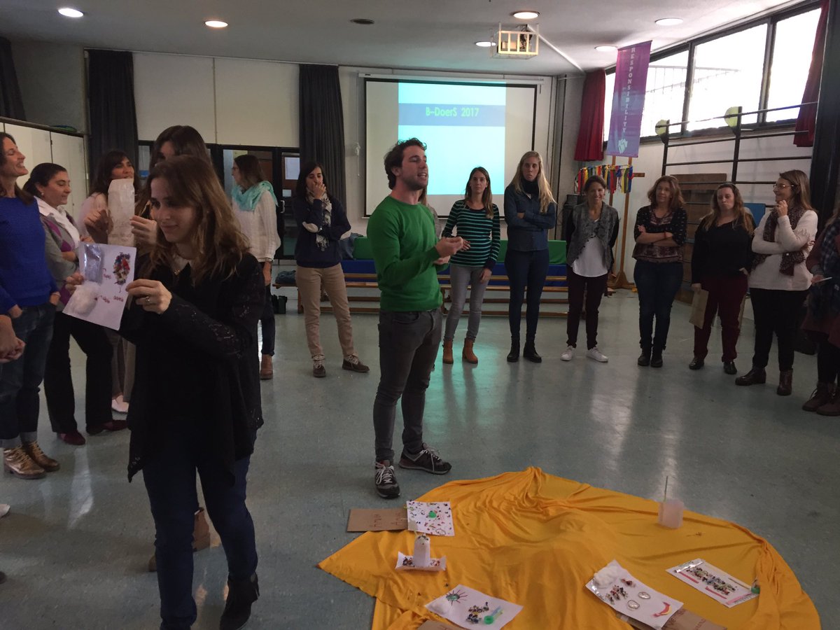 FigueiredoElena's tweet photo. Docentes en acción! Genial el taller con @miluchristello @BelgranoDay #BDoerS #makerspaces https://t.co/ekdCkXh2zG