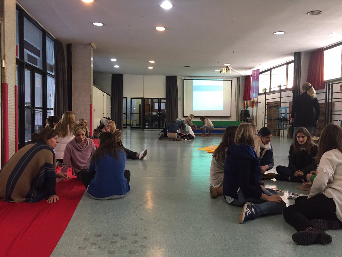 FigueiredoElena's tweet photo. Docentes en acción! Genial el taller con @miluchristello @BelgranoDay #BDoerS #makerspaces https://t.co/ekdCkXh2zG
