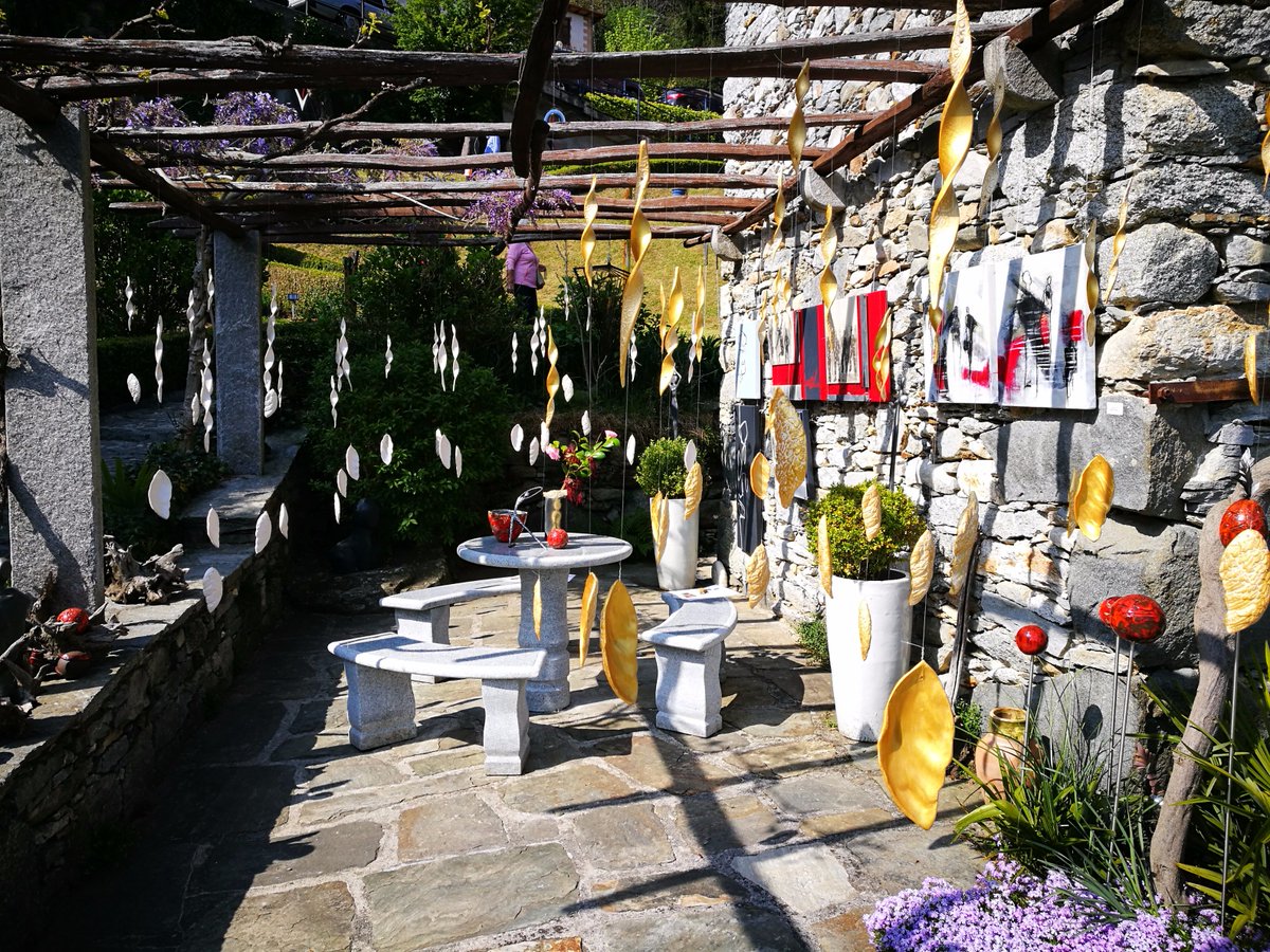 MaggioreChannel's tweet photo. Il #SentierodArte nelle frazioni di #TraregoViggiona, balcone sul #LagoMaggiore. #BlueChannel #LagoMaggioreChannel https://t.co/U51q1nK4wS https://t.co/SbxpCV6ew3