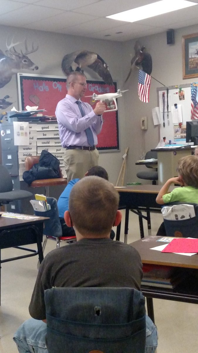 apriljreaves's tweet photo. Mr. Reed talking with Mr. Guy's class about the drone. They were definitely interested in the drone. #technologytime https://t.co/eE9sjWc8cA