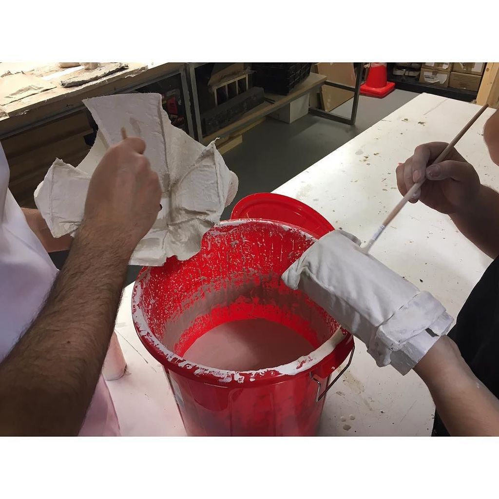 DosdeazucarShop's tweet photo. Part ii: repasando las piezas de bayetas y fieltro con porcelana líquida #porcelain #productdesign #iedmadrid #exp… https://t.co/tOs8DRyoL2 https://t.co/q6VGGu4Wtn