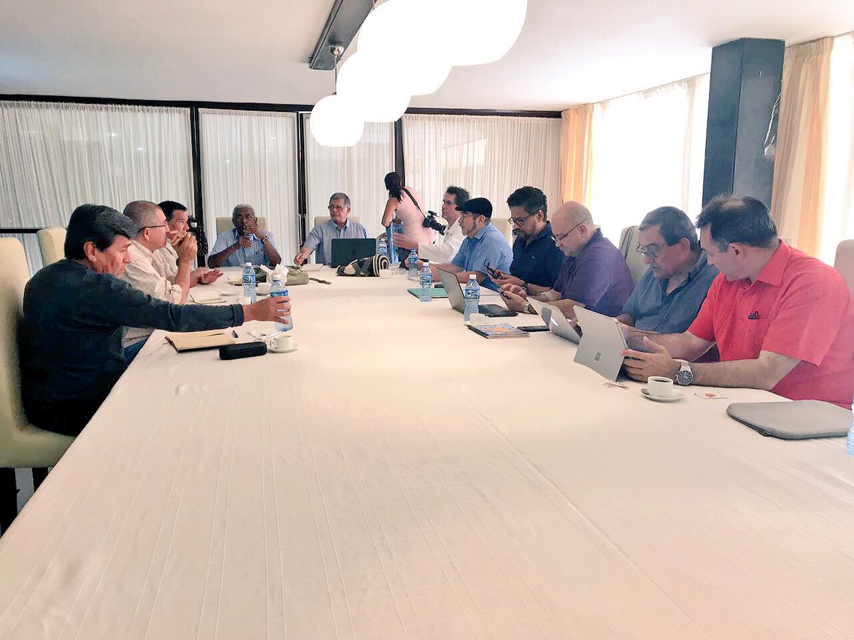 CEMAlfonsoCano's tweet photo. #AhoraFARC || Histórica reunión entre direcciones de @FARC_EPueblo y @ELN_Paz en la Habana, la paz de Colombia nuestro objetivo #PazCompleta https://t.co/wpN5JSC4qQ