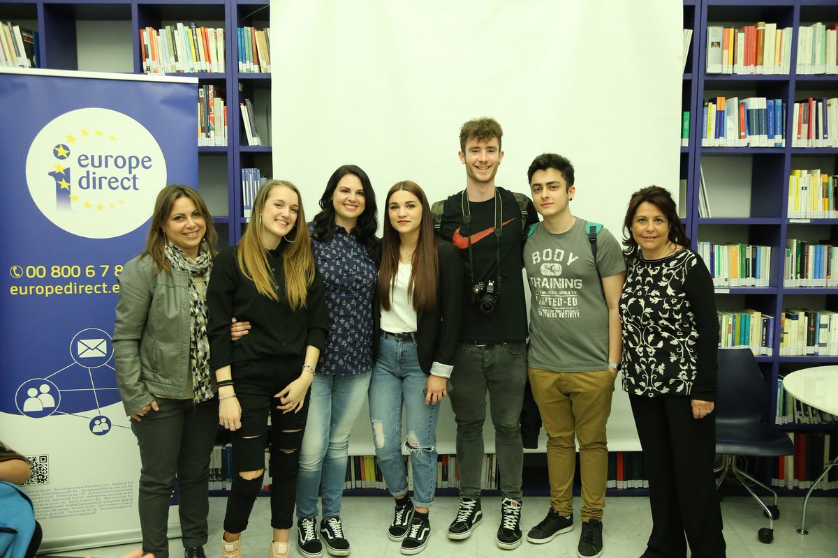 EuropeDirectNA's tweet photo. #ASOC1617 And the winner is: alle 12 esplode la gioia degli studenti di @xthealbatross: 4° posto nazionale! Ma bravi tutti!
#europeday2017 https://t.co/ERrAT30NtT