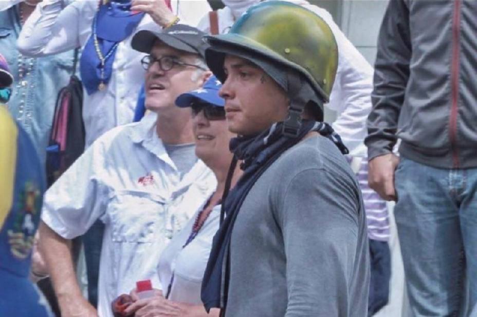 ElNacionalWeb's tweet photo. Sixto Rein participó en la manifestación opositora del 8M https://t.co/F378vfoWnX  https://t.co/8IiFA4wAF1
