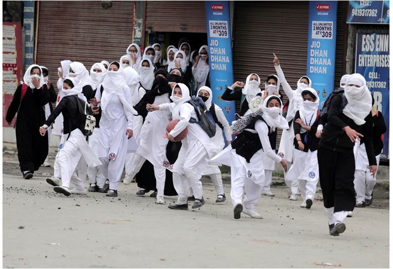 Le proteste degli studenti nel Kashmir indiano buff.ly/2q1HRV3 <a href="/cam_pasquarelli/">Camillo Pasquarelli</a>