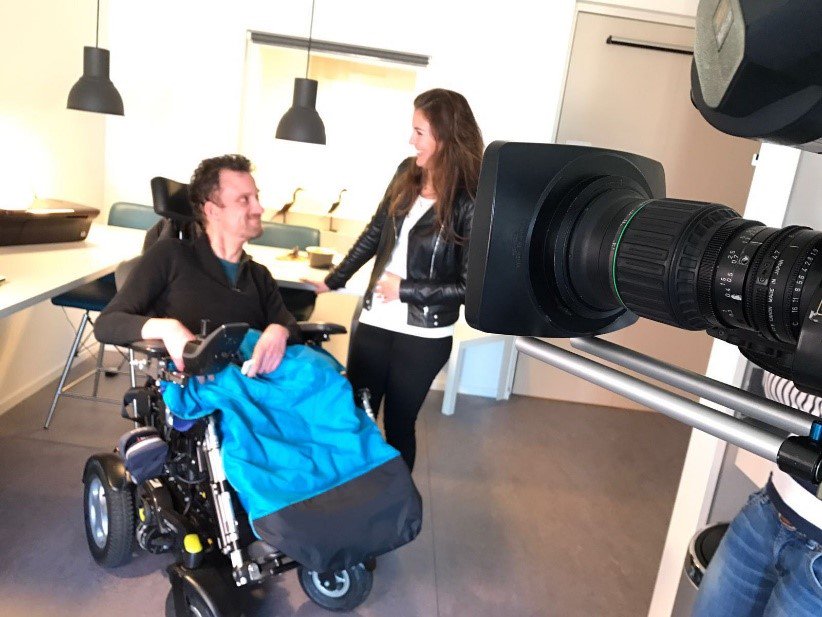 Liselotte met een cliënt van De Noorderbrug die begeleiding nodig heeft voor wonen #Opnames #Woontips #DeNoorderbrug #LiselottedeGroot